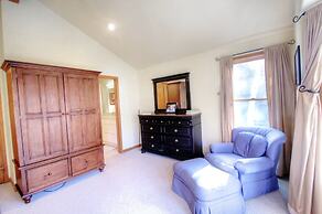 1717 Geneva Drive W - 4 Br Townhouse