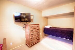 1717 Geneva Drive W - 4 Br Townhouse