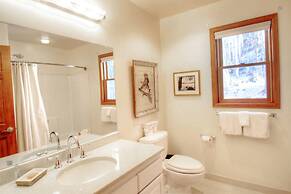 1717 Geneva Drive W - 4 Br Townhouse