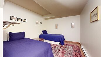 Mammoth West 124 Spacious Condo great for large group, Walk to Canyon 