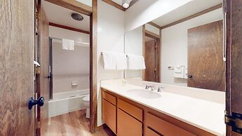 Mammoth West 124 Spacious Condo great for large group, Walk to Canyon 