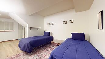 Mammoth West 124 Spacious Condo great for large group, Walk to Canyon 