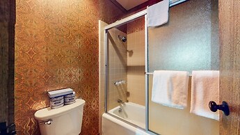 Mammoth West 124 Spacious Condo great for large group, Walk to Canyon 