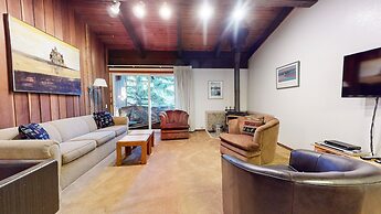 Mammoth West 111 Cozy Condo, Just A Short Walk to Canyon Lodge by Reda