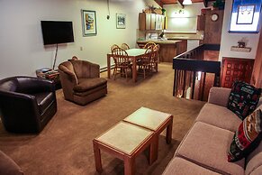 Mammoth West 111 Cozy Condo, Just A Short Walk to Canyon Lodge by Reda