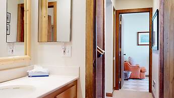 Mammoth West 140 Pet-Friendly Updated Condo, Just A Short Walk to Cany