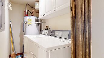 Mammoth West 140 Pet-Friendly Updated Condo, Just A Short Walk to Cany