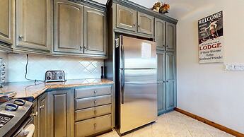 Mammoth West 140 Pet-Friendly Updated Condo, Just A Short Walk to Cany