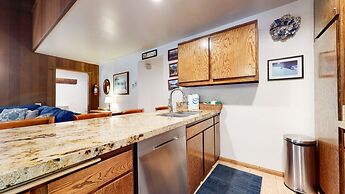 Horizons 4 188 Cozy Condo with Great Complex Amenities, On the Shuttle