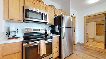 Sunstone 109 Remodeled Condo Great Complex Amenities with Ski-In Ski-O