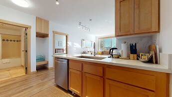 Sunstone 109 Remodeled Condo Great Complex Amenities with Ski-In Ski-O