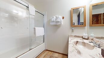 Snowflower 49 Spacious Corner Unit, Private Washer Dryer by RedAwning