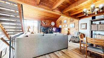 Snowflower 49 Spacious Corner Unit, Private Washer Dryer by RedAwning