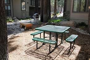 St. Moritz 12 Bright and cozy Mountain Cabin, Centrally Located by Red