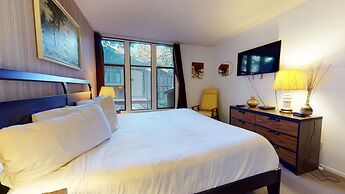 St. Moritz 12 Bright and cozy Mountain Cabin, Centrally Located by Red