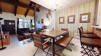 St. Moritz 12 Bright and cozy Mountain Cabin, Centrally Located by Red