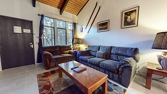 St. Moritz 12 Bright and cozy Mountain Cabin, Centrally Located by Red