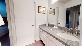 St. Moritz 12 Bright and cozy Mountain Cabin, Centrally Located by Red