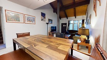 St. Moritz 12 Bright and cozy Mountain Cabin, Centrally Located by Red