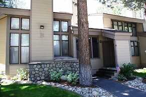 St. Moritz 12 Bright and cozy Mountain Cabin, Centrally Located by Red