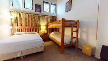 St. Moritz 12 Bright and cozy Mountain Cabin, Centrally Located by Red