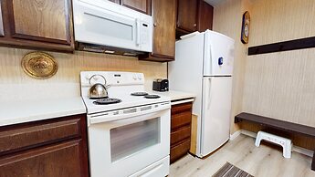 St. Moritz 12 Bright and cozy Mountain Cabin, Centrally Located by Red