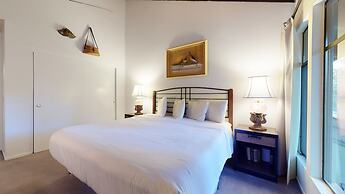 St. Moritz 12 Bright and cozy Mountain Cabin, Centrally Located by Red