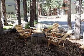 St. Moritz 12 Bright and cozy Mountain Cabin, Centrally Located by Red