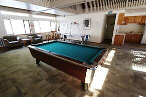 St. Moritz 12 Bright and cozy Mountain Cabin, Centrally Located by Red