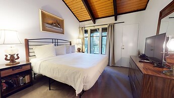 St. Moritz 12 Bright and cozy Mountain Cabin, Centrally Located by Red