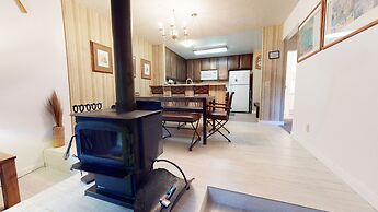 St. Moritz 12 Bright and cozy Mountain Cabin, Centrally Located by Red