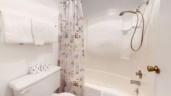 St. Moritz 12 Bright and cozy Mountain Cabin, Centrally Located by Red