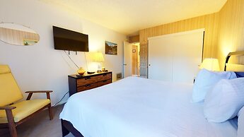 St. Moritz 12 Bright and cozy Mountain Cabin, Centrally Located by Red