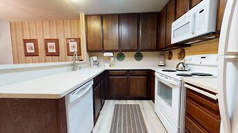 St. Moritz 12 Bright and cozy Mountain Cabin, Centrally Located by Red