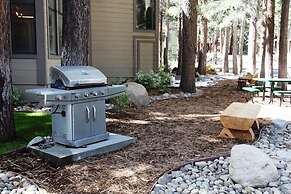 St. Moritz 12 Bright and cozy Mountain Cabin, Centrally Located by Red