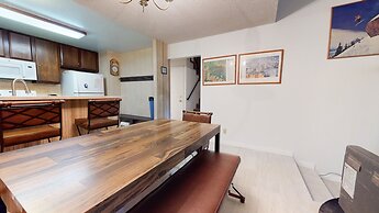 St. Moritz 12 Bright and cozy Mountain Cabin, Centrally Located by Red