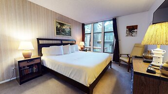 St. Moritz 12 Bright and cozy Mountain Cabin, Centrally Located by Red