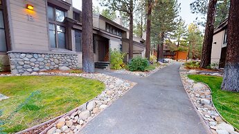 St. Moritz 12 Bright and cozy Mountain Cabin, Centrally Located by Red