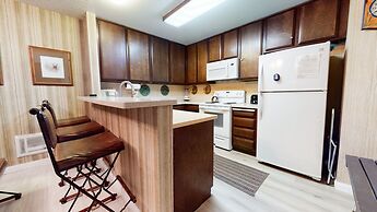 St. Moritz 12 Bright and cozy Mountain Cabin, Centrally Located by Red