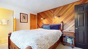 Sierra Manors 75 Cozy and Comfy Condo, On the Shuttle Route by RedAwni