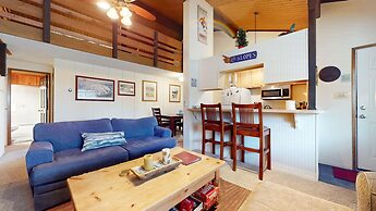 Sierra Manors 75 Cozy and Comfy Condo, On the Shuttle Route by RedAwni