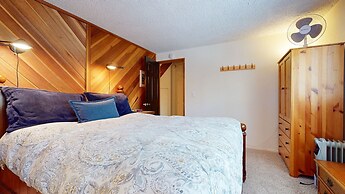 Sierra Manors 75 Cozy and Comfy Condo, On the Shuttle Route by RedAwni