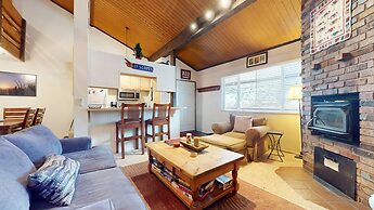 Sierra Manors 75 Cozy and Comfy Condo, On the Shuttle Route by RedAwni