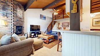 Sierra Manors 75 Cozy and Comfy Condo, On the Shuttle Route by RedAwni