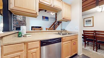 Sierra Manors 75 Cozy and Comfy Condo, On the Shuttle Route by RedAwni