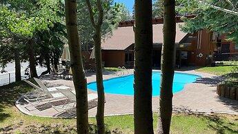 Mammoth West 106 Spacious Condo Just A Short Walk to Canyon Lodge by R