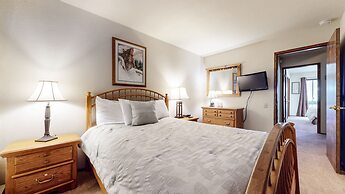 Mammoth West 106 Spacious Condo Just A Short Walk to Canyon Lodge by R