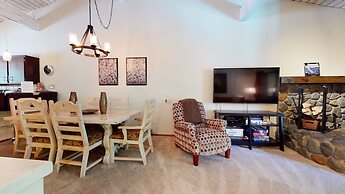 Mammoth West 106 Spacious Condo Just A Short Walk to Canyon Lodge by R