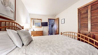 Mammoth West 106 Spacious Condo Just A Short Walk to Canyon Lodge by R