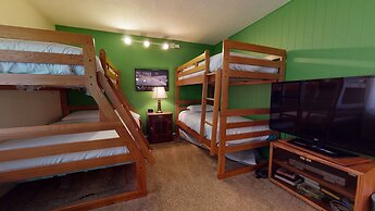 Chateau de Montagne 42 Spacious and Updated Family Townhome with Priva